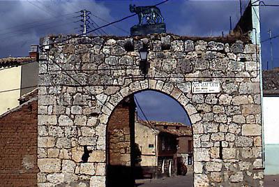 Arcos y lienzos de la antigua muralla